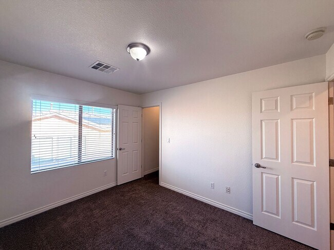Building Photo - Beautiful 3 bedroom 2.5 bath Home in Provi...