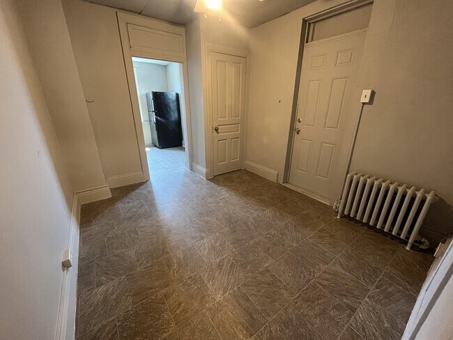 Building Photo - 714 W Poplar St