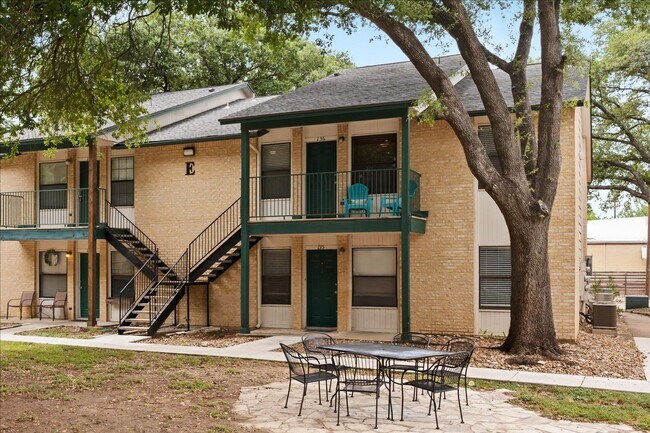 Building Photo - Great Location, Immediate Move In available - 2 bed / 2 bath Condo - 100% off First Month's rent!