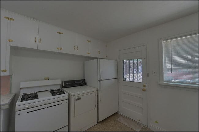 Building Photo - 810 Heisig Ave