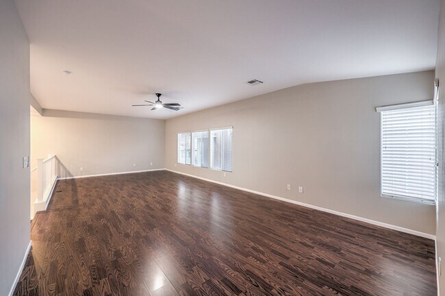 Building Photo - Gorgeous 6Bed/5Bath/4Car, 2-Story Home located in the Mountains Edge