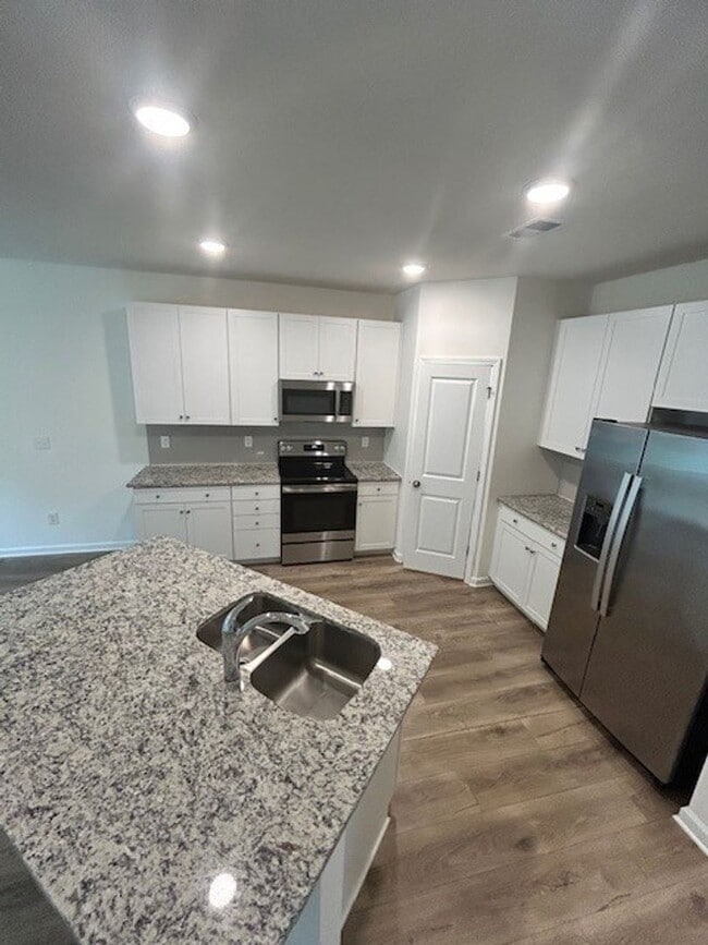 Building Photo - FREE RENT - $1000 Off First Month's Rent! ...