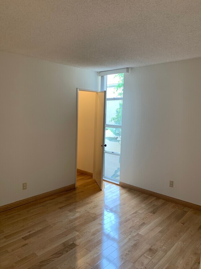 2nd bedroom with walk in closet - 3325 Kelton Ave