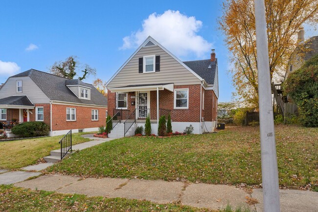 Primary Photo - 4923 Lasalle Ave