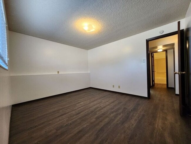 Building Photo - MOVE IN SPECIAL: 1/2 OFF First Full Months...