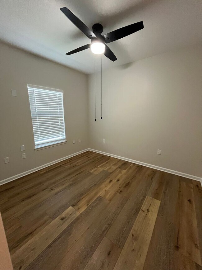 Building Photo - 3 bed 2 bath house