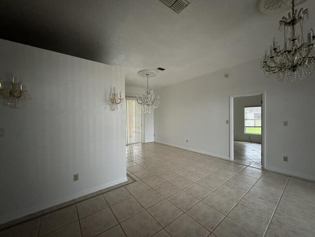 Building Photo - 664 Wyckliffe Pl