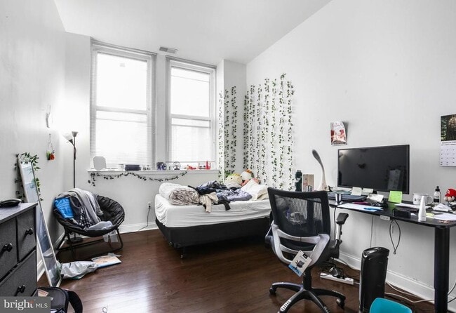 Building Photo - 1001 Chestnut St