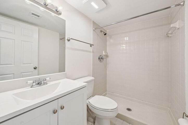 Building Photo - 4075 Village Dr