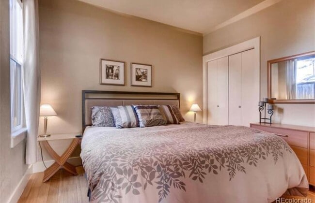 Building Photo - Updated 2-bedroom, 1-bath townhouse in the...