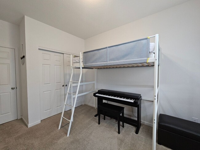 Building Photo - 3 Bedroom Townhome in Commerce City