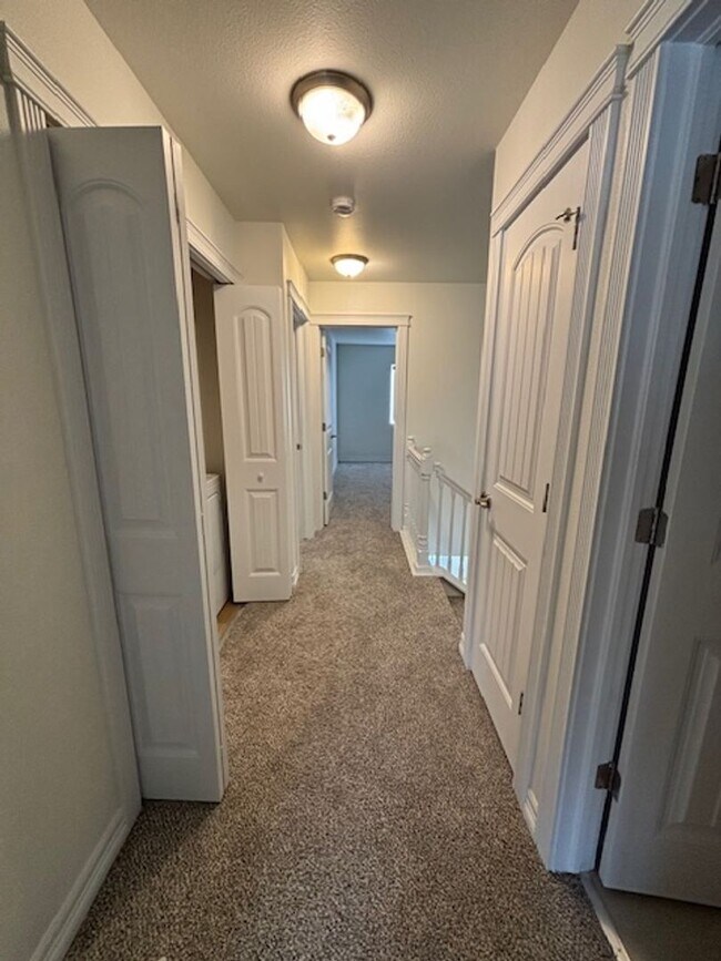 Building Photo - 4 Bedroom 3.5 Bath Townhouse Near Dell Range Blvd.