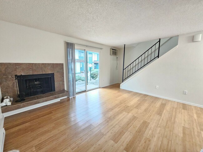 Building Photo - $1,250 - 1 Bed / 1 Bath Spacious Two-Story...