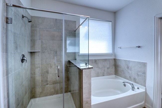 Building Photo - 8106 Royal Palm Ct