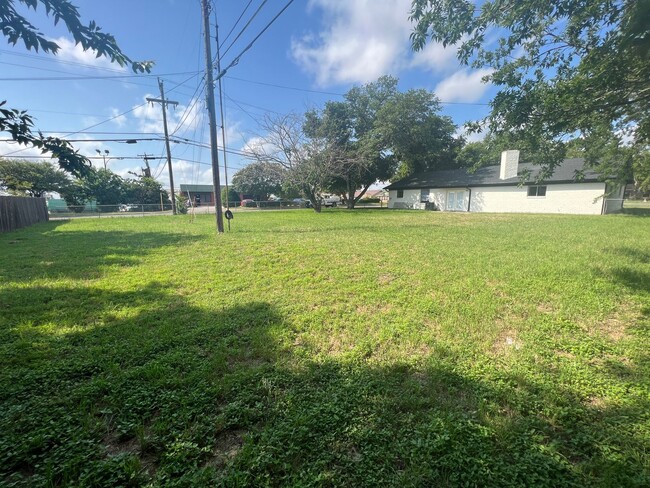 Building Photo - Single Family Home in Woodway, Texas | Mid...