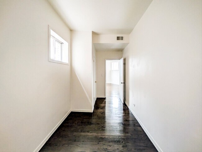 Building Photo - 3135 W Augusta Blvd