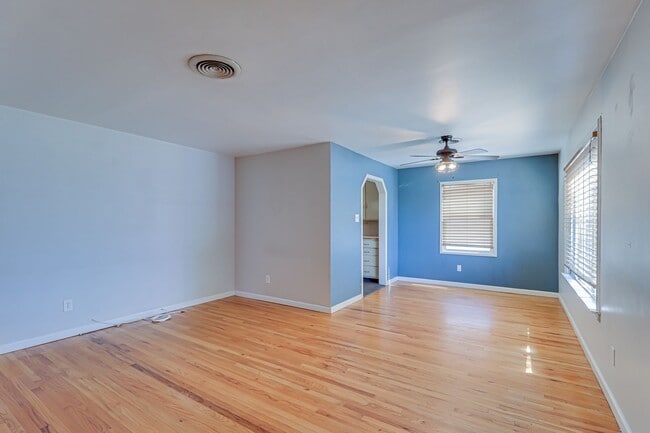 Building Photo - 4+2 Downtown Truxtun Ave Charm!