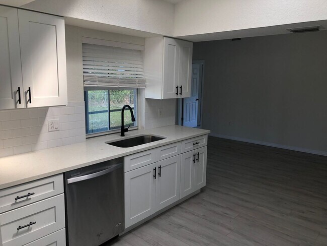 Building Photo - Spacious & Stylish 4-Bedroom Home – Prime ...