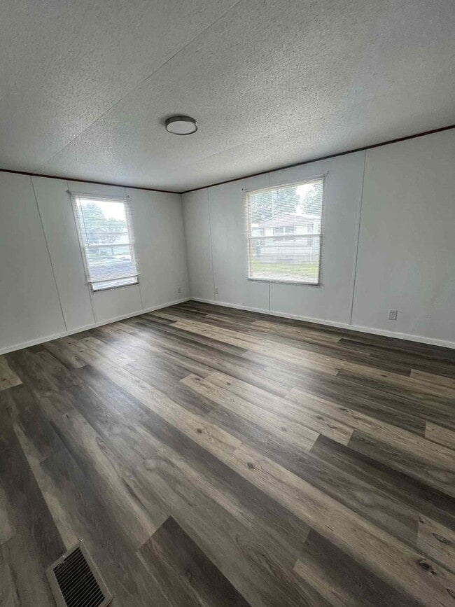 Building Photo - CUTE REMODLEDED 2 BEDROOM / 2 BATHROOM IN ...