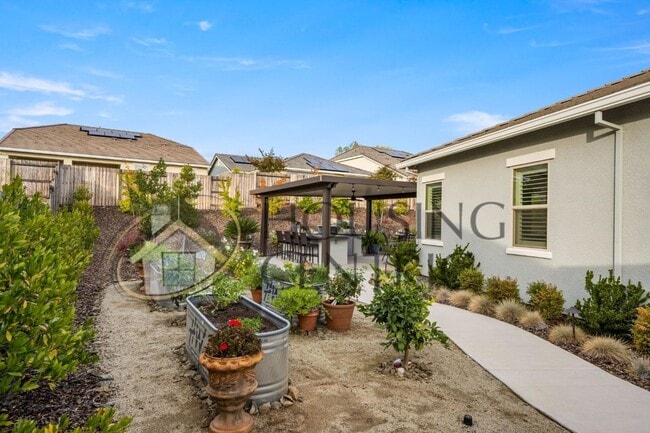 Building Photo - STUNNING Single Story Home with a Resort Style Backyard!