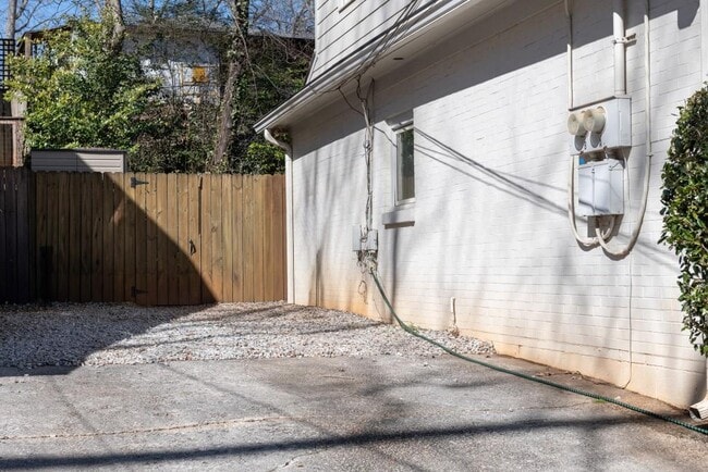 Building Photo - 342 Mathews Ave NE