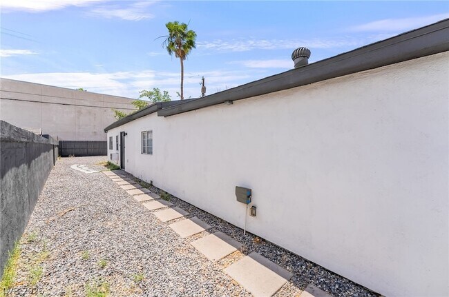 Building Photo - 1610 E Ogden Ave