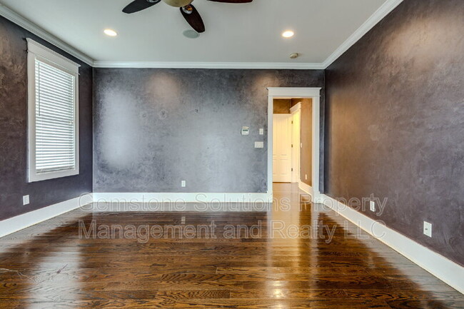 Building Photo - 210 38th Ave N