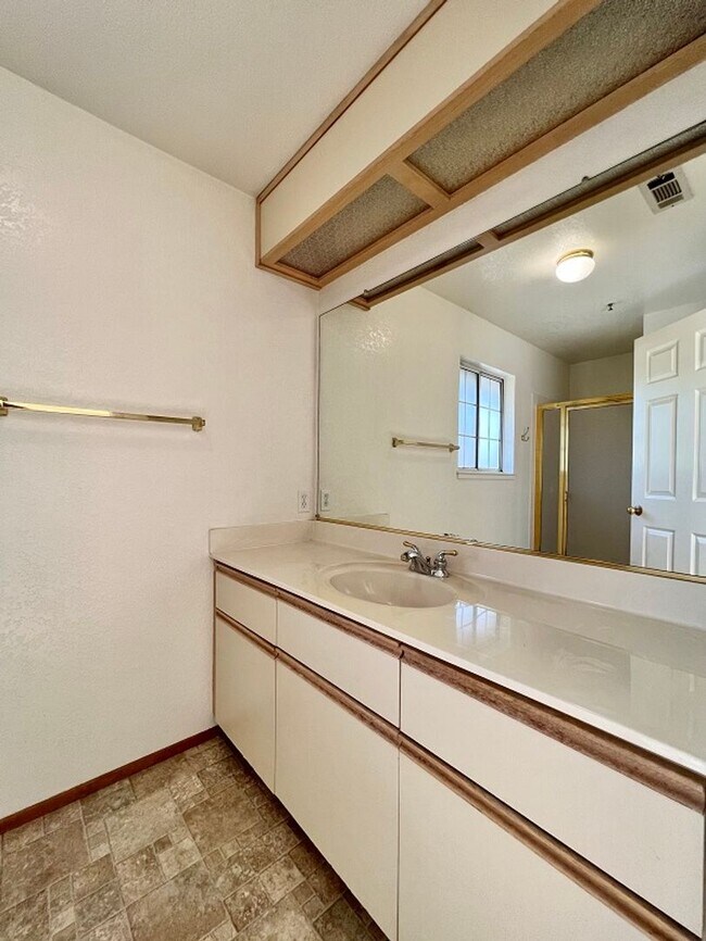 Building Photo - Beautiful Two Bedroom Valley Club Circle C...