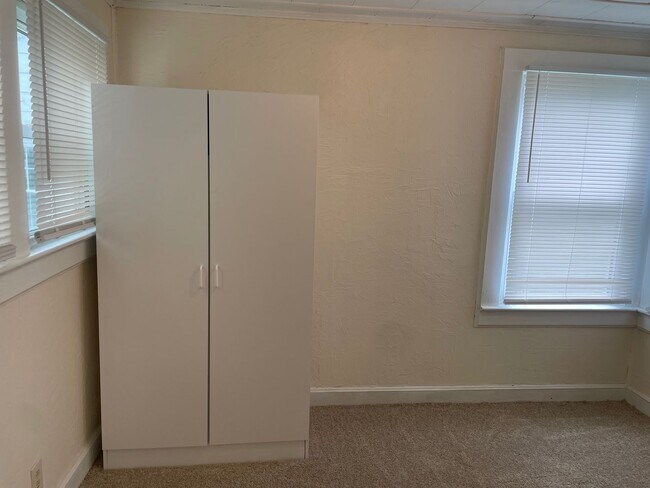 Building Photo - 420 N Elm St