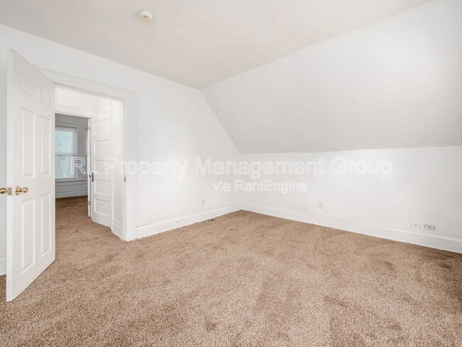 Building Photo - 2278 Indianola Ave