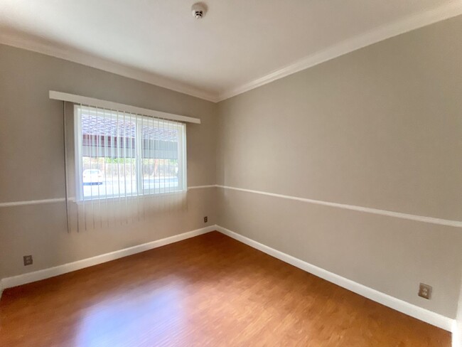 Building Photo - Adorable 2-Bedroom Condo in Newark!