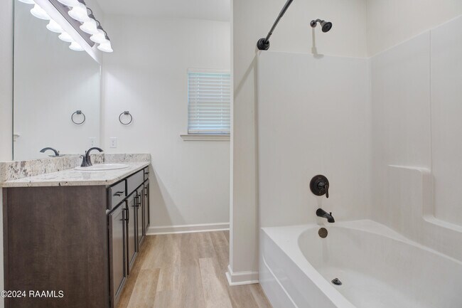 Building Photo - 524 Elwick Dr