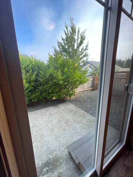 Building Photo - 1009 SW Juniper Gdns Ln