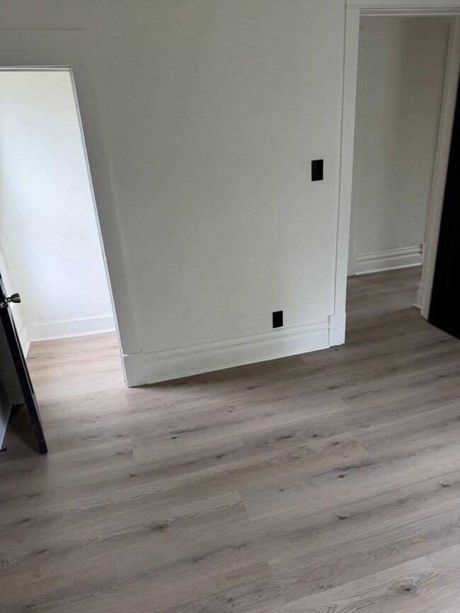 Building Photo - Fully remodeled 3 bedroom house