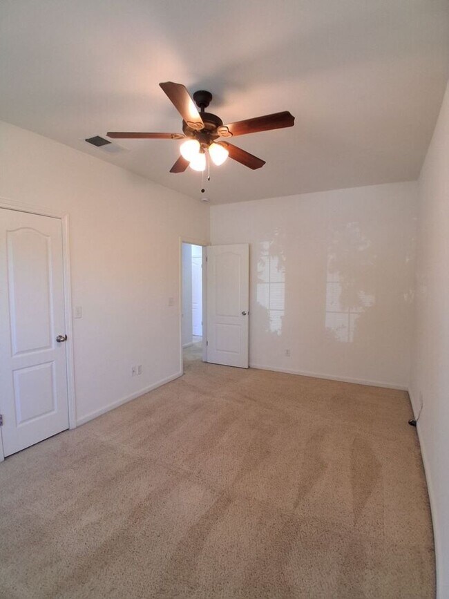 Building Photo - Desirable Clovis Single-Level Home: 3-bedroom, 2-bathroom