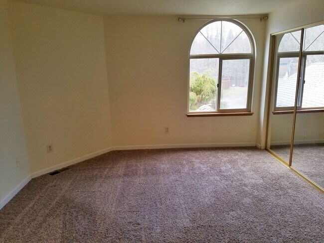 Building Photo - Spacious 4-Bedroom Home with Fenced Yard &...