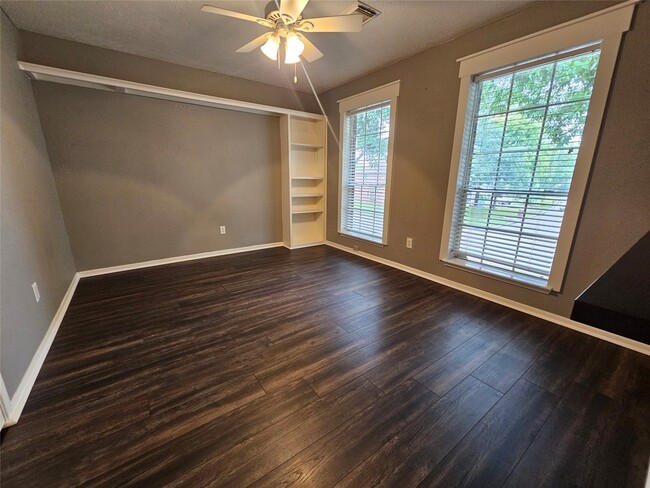Building Photo - 15015 Dawnbrook Dr