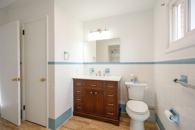 Building Photo - 2305 River Rd