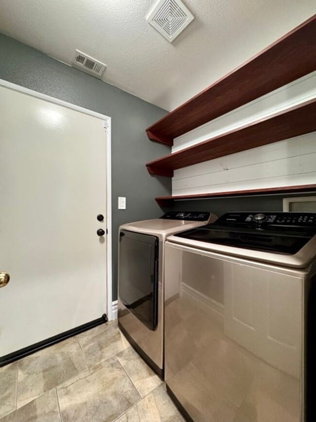 Building Photo - Beautiful 4 Bedroom Murrieta Home with Sol...