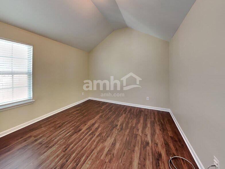 Building Photo - 144 Tyre Dr