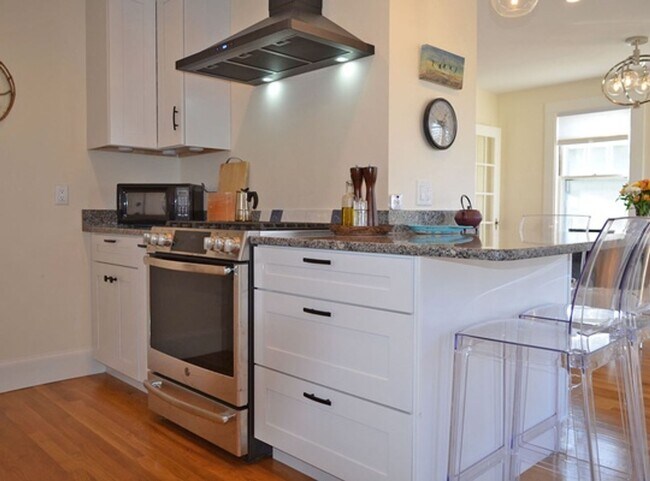 Building Photo - Winter Rental: 10A Gloucester Ave. (Utilit...