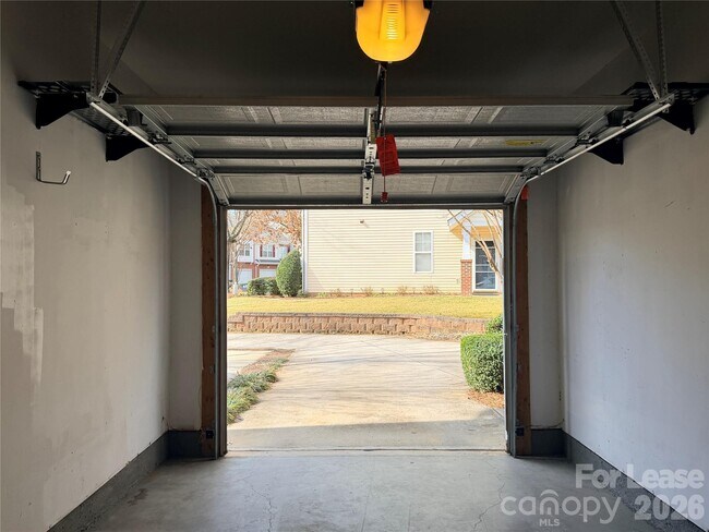 Building Photo - 10968 Princeton Village Dr