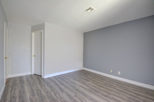 Building Photo - SUNSET BAY CONDO Two bed/ Two bath condo l...