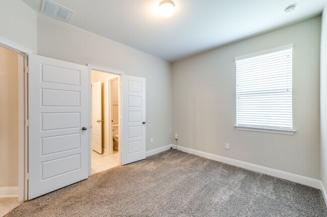 Building Photo - Waterford Park 3 Bed Single Story Home