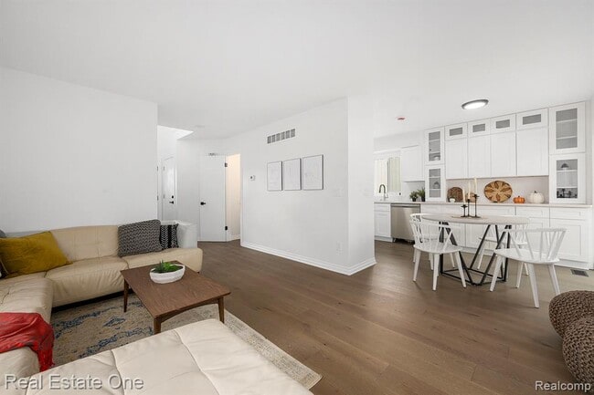 Building Photo - 4910 Chipman Dr