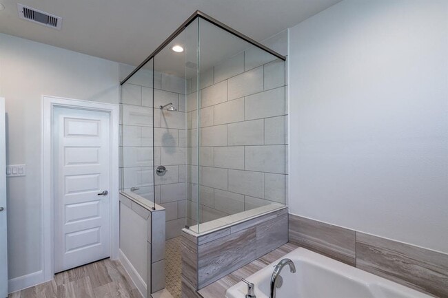 Building Photo - 3028 Charline