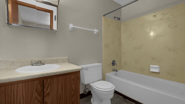 Building Photo - 1 Bedroom Townhouse Apartment