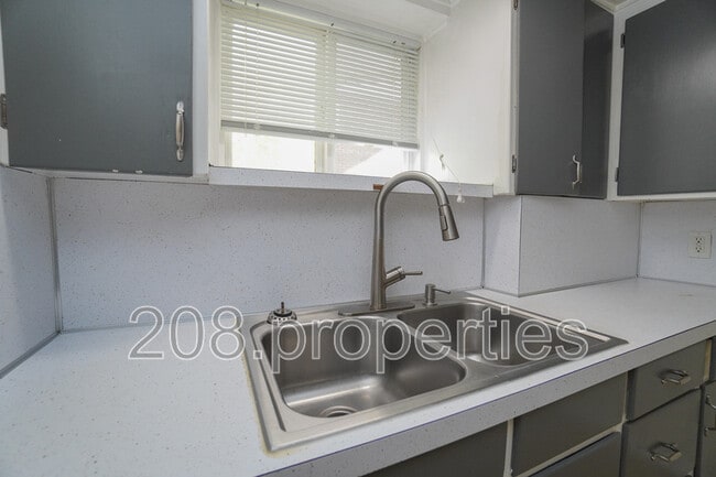 Building Photo - 2506 Woodlawn Ave