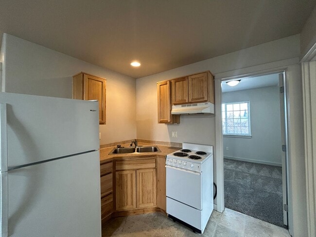 Building Photo - NE Bend Upstairs Apartment - PENDING APPLICATION