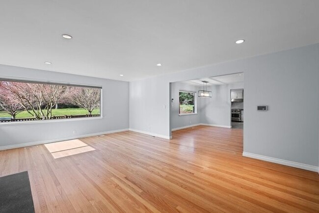 Building Photo - Elegant and Spacious Air-Conditioned Lincoln Park Rambler